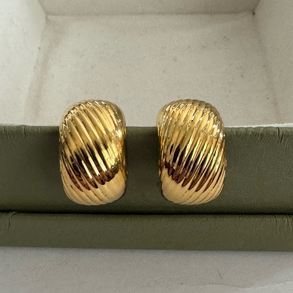 Oro Nuevo Classic 14K Yellow Gold Over Resin Ribbed Huggie Hoop Earrings